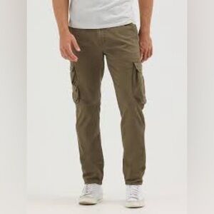 Wrangler “Regular Taper” khaki tan cargo pants size 30 x 32